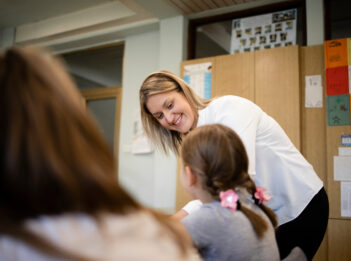 Docent geeft uitleg in de klas