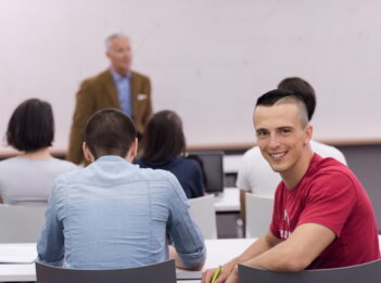 Jongeren in de schoolbanken met leraar